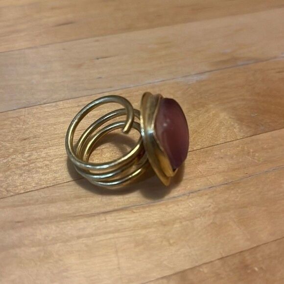 costume jewelry ring. Brushed Gold Tone Metal hand crafted metal with pink stone - Picture 9 of 11